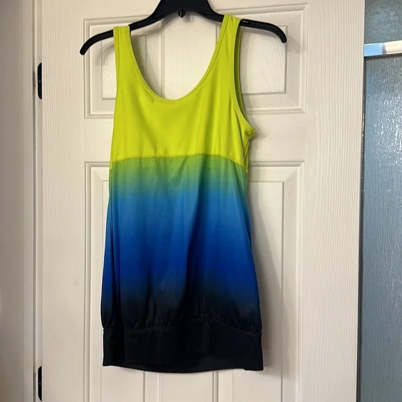 Womens workout tank top with built-in bra. Size large. - Picture 3 of 4